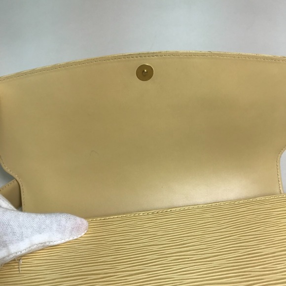 LOUIS VUITTON M5218A Epi Nocturne PM Shoulder Bag in Leather, Vanille, Light - Picture 9 of 10